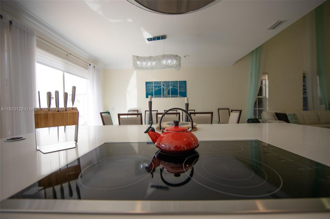 Недавно арендовано: $10,500 (5 спален, 4 ванн, 2832 Квадратных фут)