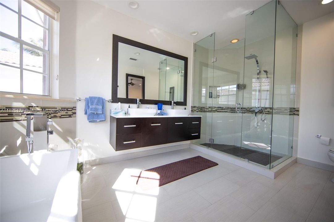 Недавно арендовано: $10,500 (5 спален, 4 ванн, 2832 Квадратных фут)