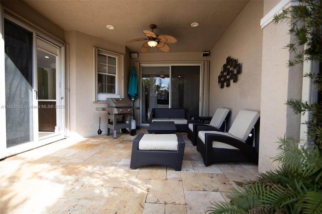 Недавно арендовано: $10,500 (5 спален, 4 ванн, 2832 Квадратных фут)