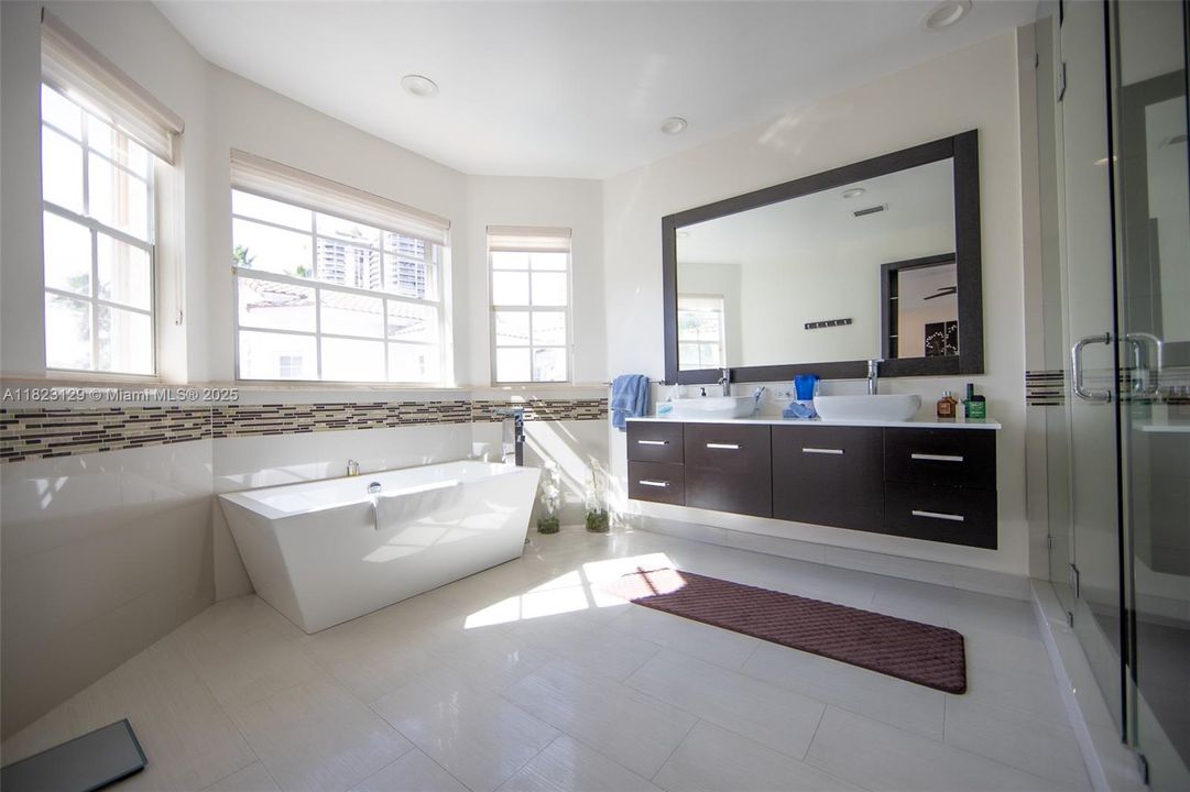 Недавно арендовано: $10,500 (5 спален, 4 ванн, 2832 Квадратных фут)