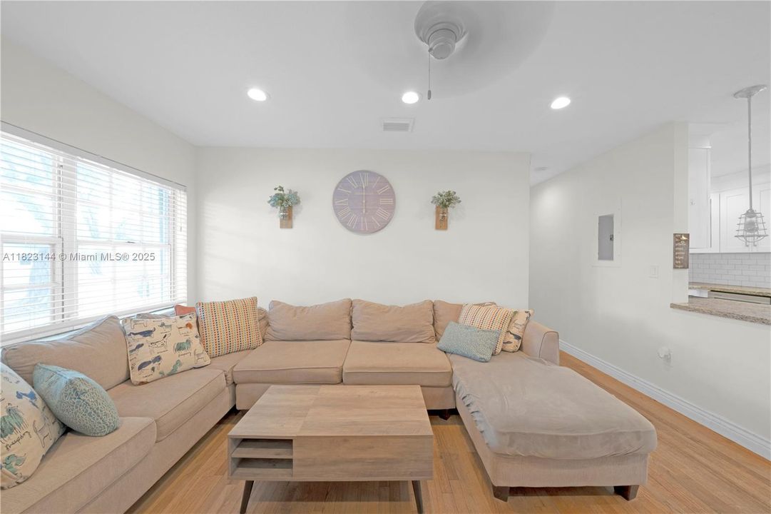 Recently Sold: $643,000 (3 beds, 1 baths, 962 Square Feet)