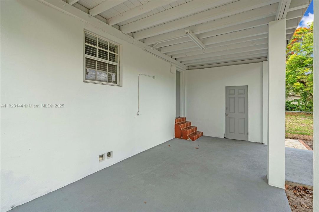 Recently Sold: $643,000 (3 beds, 1 baths, 962 Square Feet)