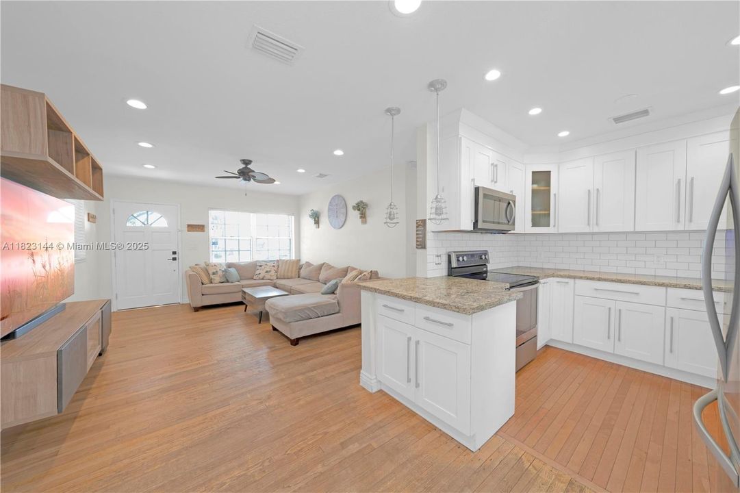 Recently Sold: $643,000 (3 beds, 1 baths, 962 Square Feet)