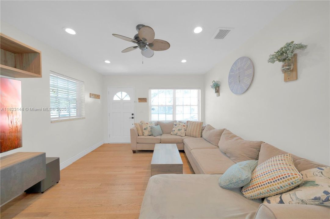 Recently Sold: $643,000 (3 beds, 1 baths, 962 Square Feet)