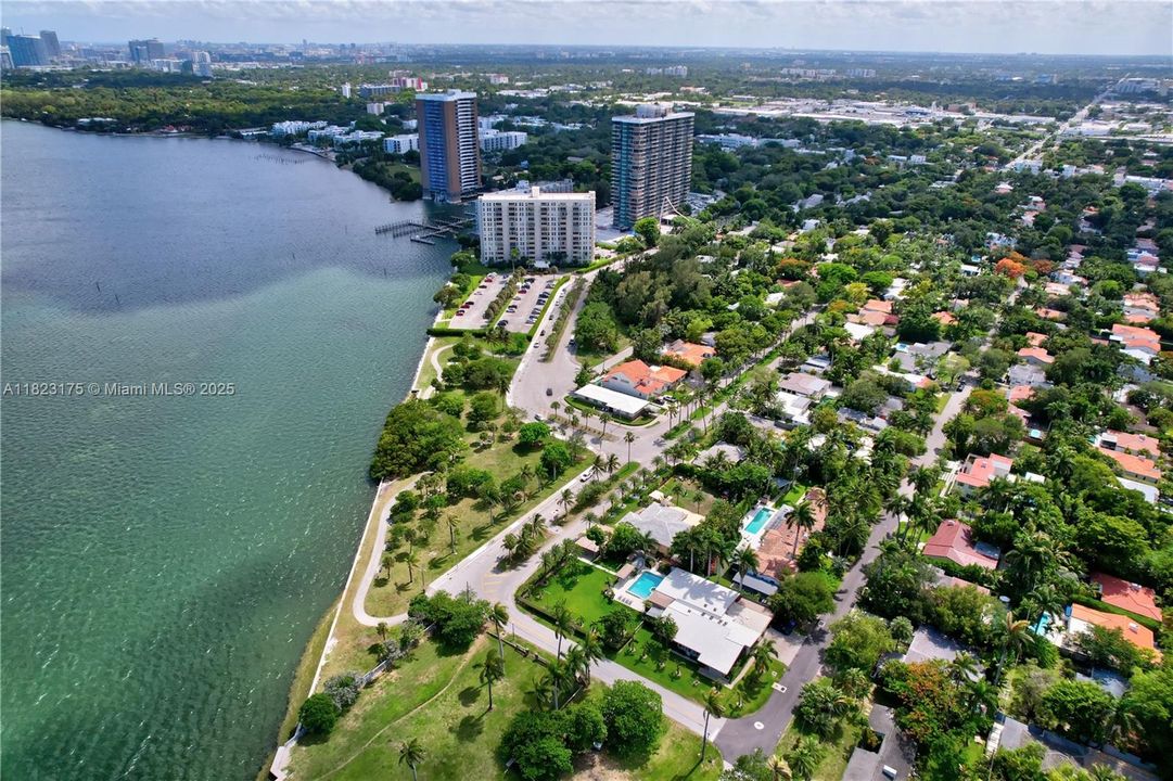 Vendido Recientemente: $1,095,000 (3 camas, 3 baños, 2465 Pies cuadrados)