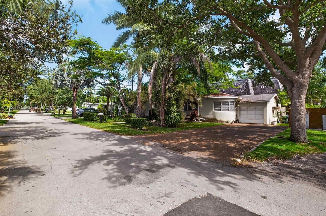 Vendido Recientemente: $1,095,000 (3 camas, 3 baños, 2465 Pies cuadrados)