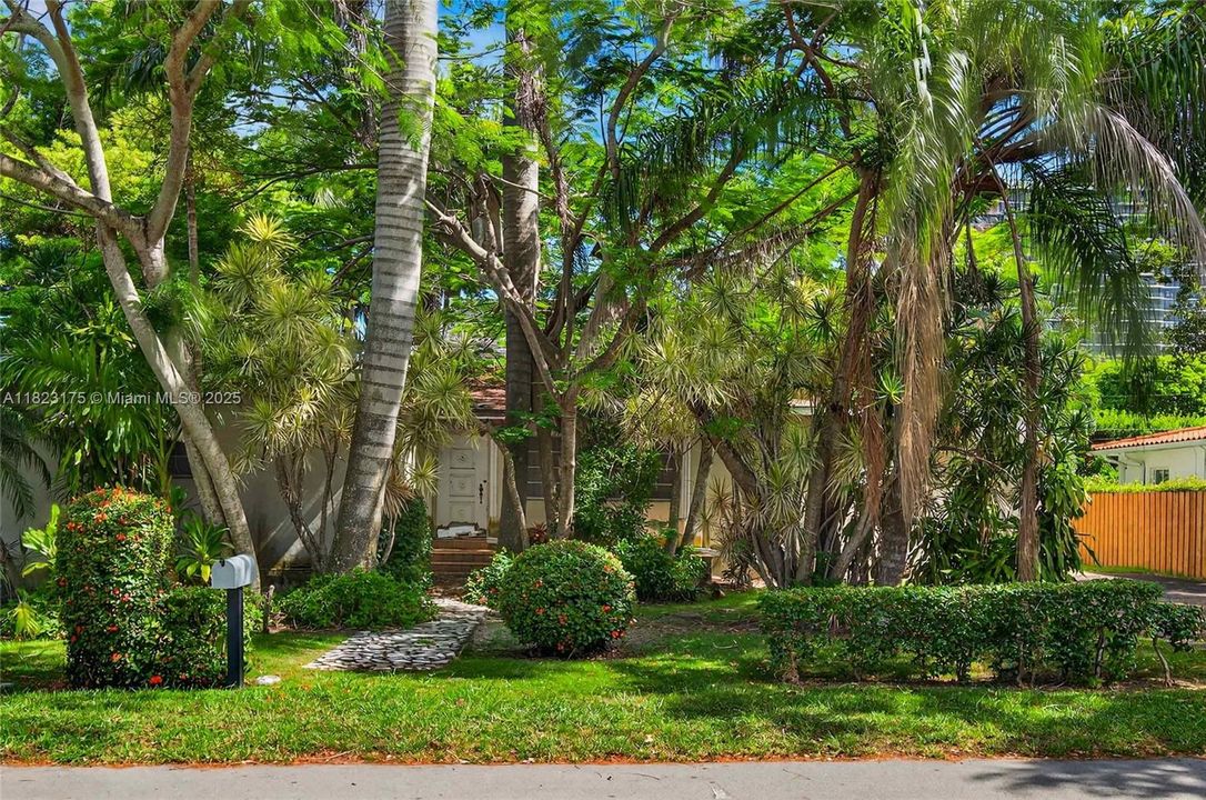 Vendido Recientemente: $1,095,000 (3 camas, 3 baños, 2465 Pies cuadrados)