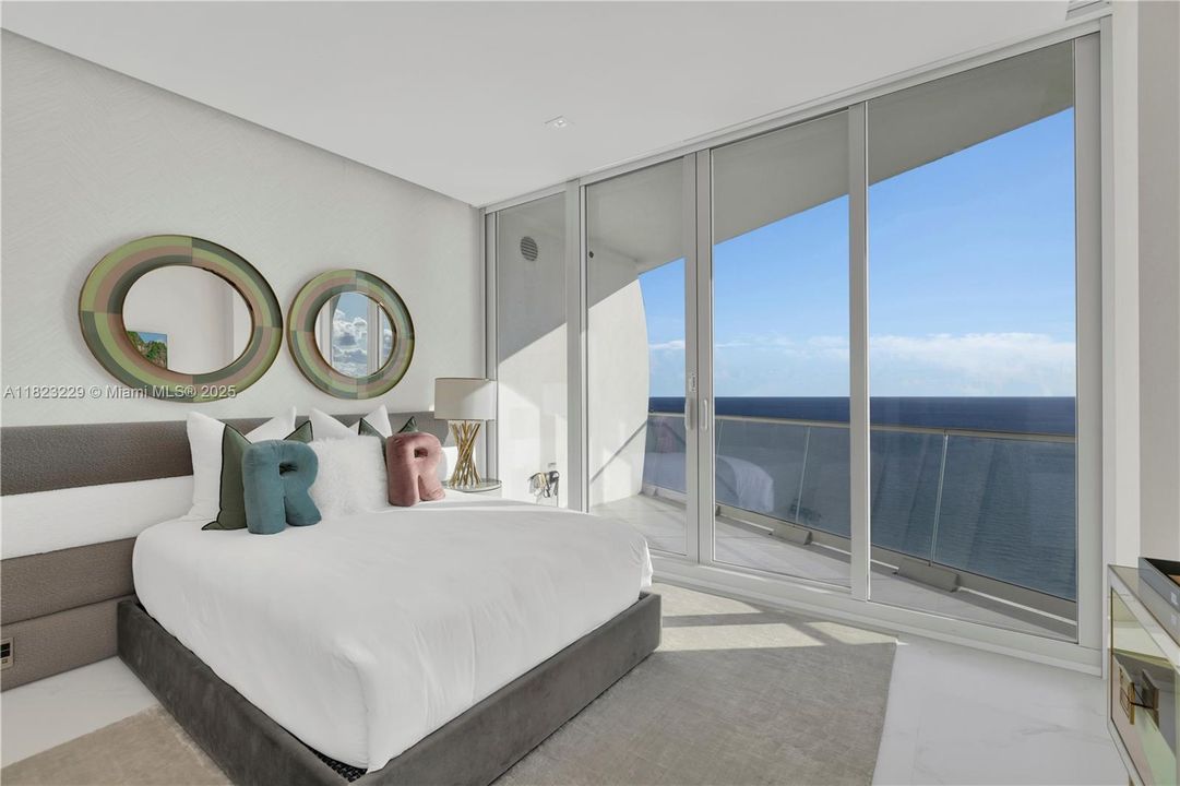 最近售出: $16,000,000 (5 贝兹, 6 浴室, 5689 平方英尺)