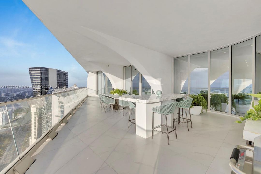 最近售出: $16,000,000 (5 贝兹, 6 浴室, 5689 平方英尺)