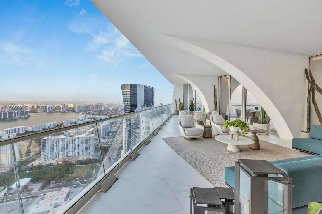 最近售出: $16,000,000 (5 贝兹, 6 浴室, 5689 平方英尺)