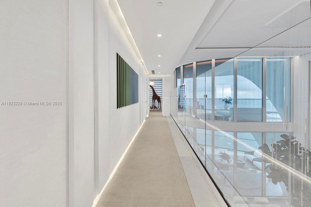 最近售出: $16,000,000 (5 贝兹, 6 浴室, 5689 平方英尺)