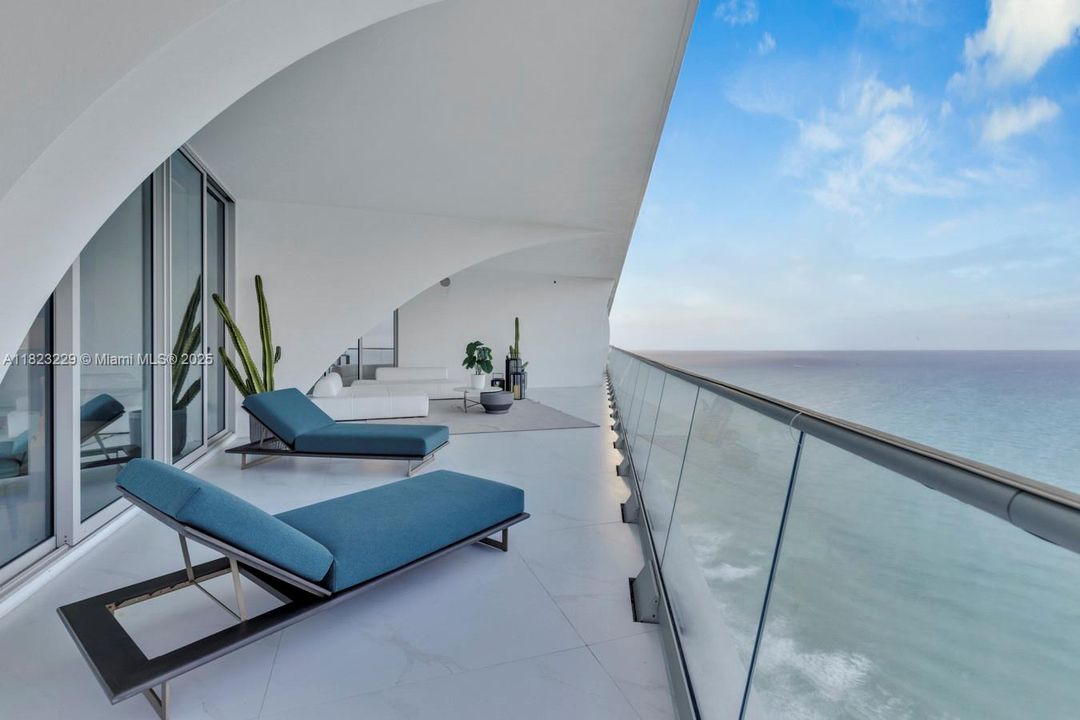 最近售出: $16,000,000 (5 贝兹, 6 浴室, 5689 平方英尺)