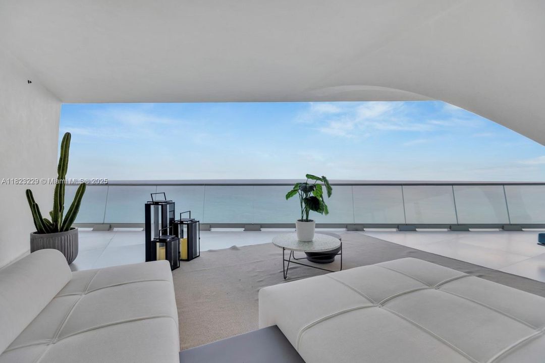 最近售出: $16,000,000 (5 贝兹, 6 浴室, 5689 平方英尺)