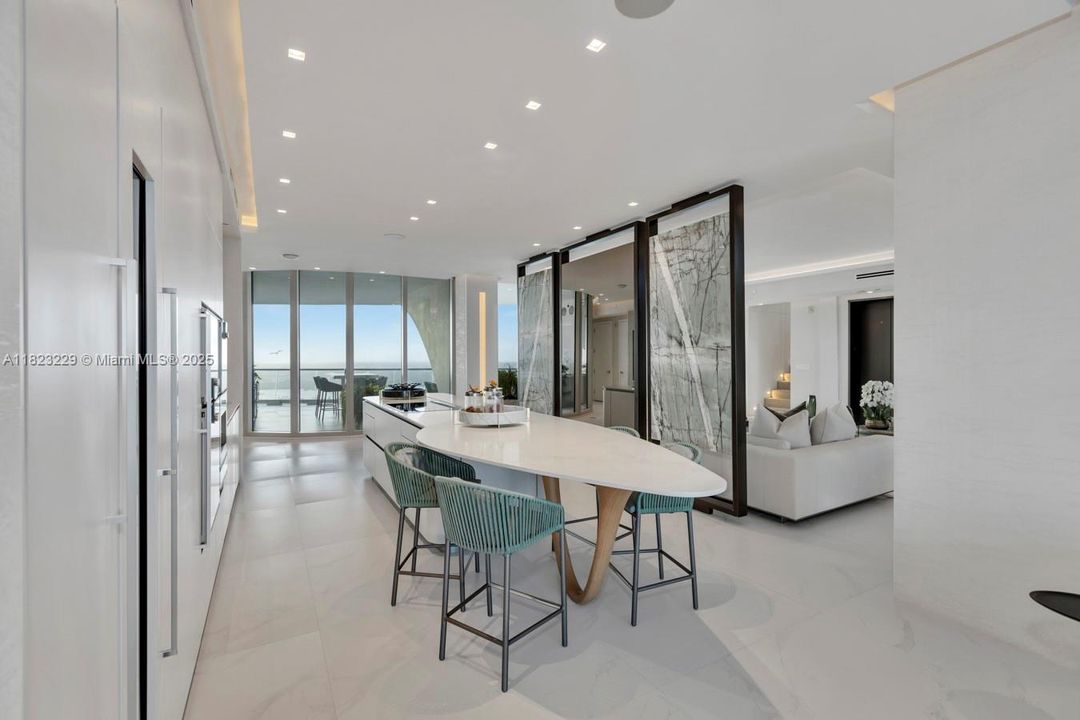 最近售出: $16,000,000 (5 贝兹, 6 浴室, 5689 平方英尺)