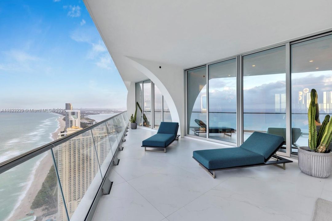 最近售出: $16,000,000 (5 贝兹, 6 浴室, 5689 平方英尺)