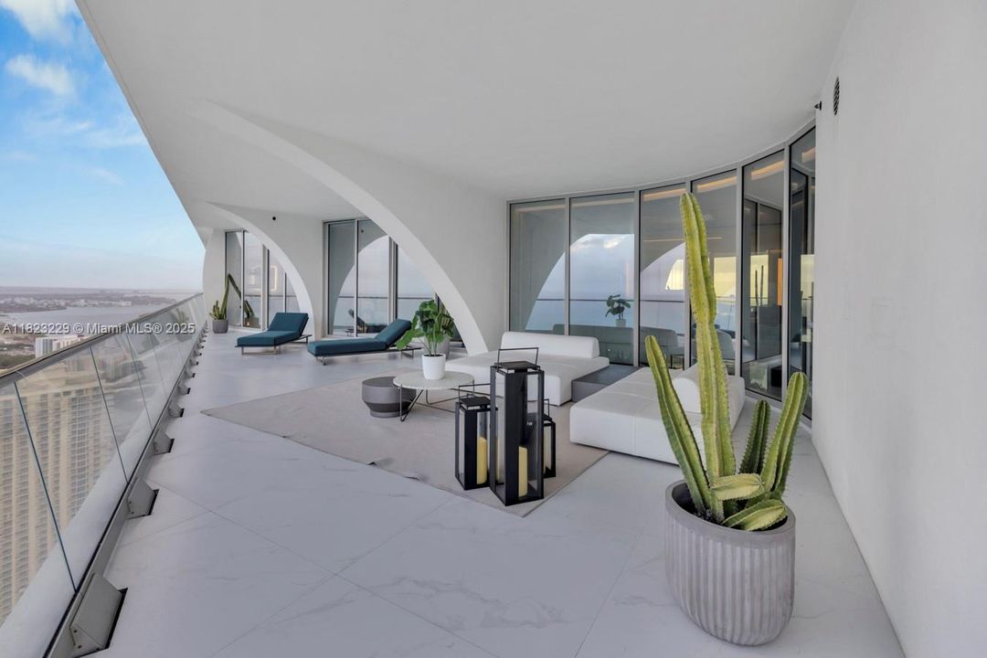 最近售出: $16,000,000 (5 贝兹, 6 浴室, 5689 平方英尺)