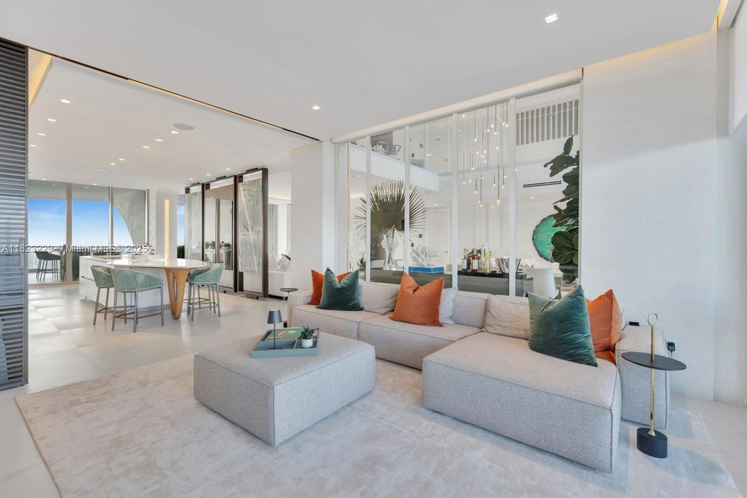 最近售出: $16,000,000 (5 贝兹, 6 浴室, 5689 平方英尺)