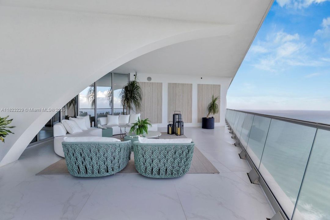 最近售出: $16,000,000 (5 贝兹, 6 浴室, 5689 平方英尺)