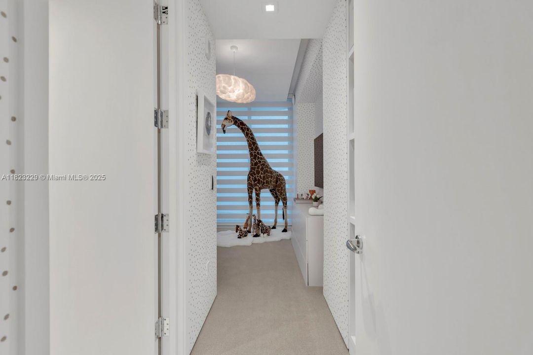 最近售出: $16,000,000 (5 贝兹, 6 浴室, 5689 平方英尺)