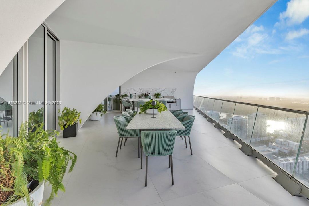 最近售出: $16,000,000 (5 贝兹, 6 浴室, 5689 平方英尺)