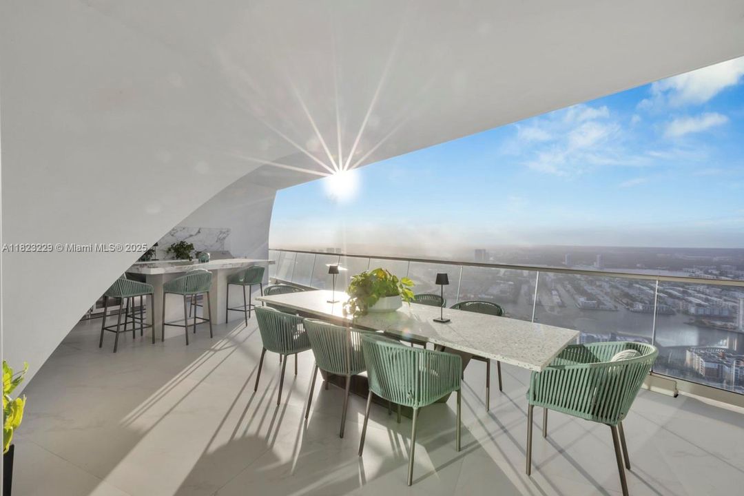 最近售出: $16,000,000 (5 贝兹, 6 浴室, 5689 平方英尺)