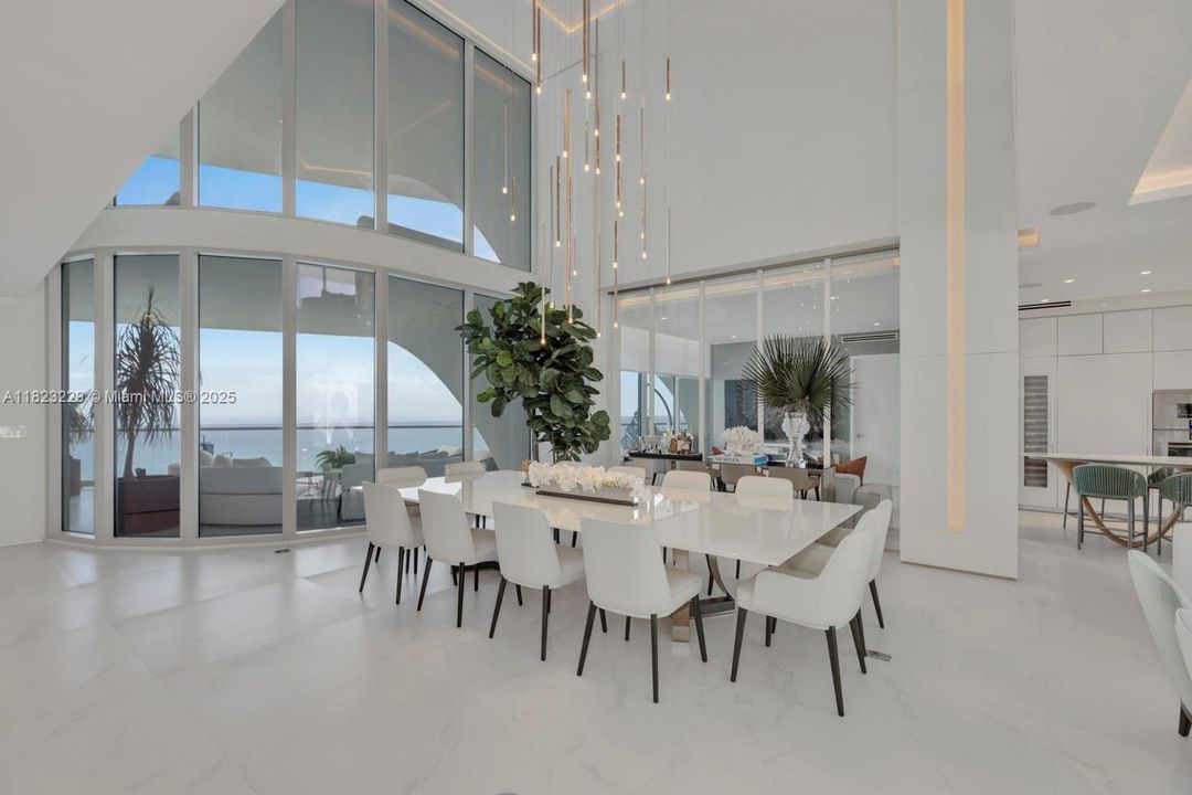 最近售出: $16,000,000 (5 贝兹, 6 浴室, 5689 平方英尺)