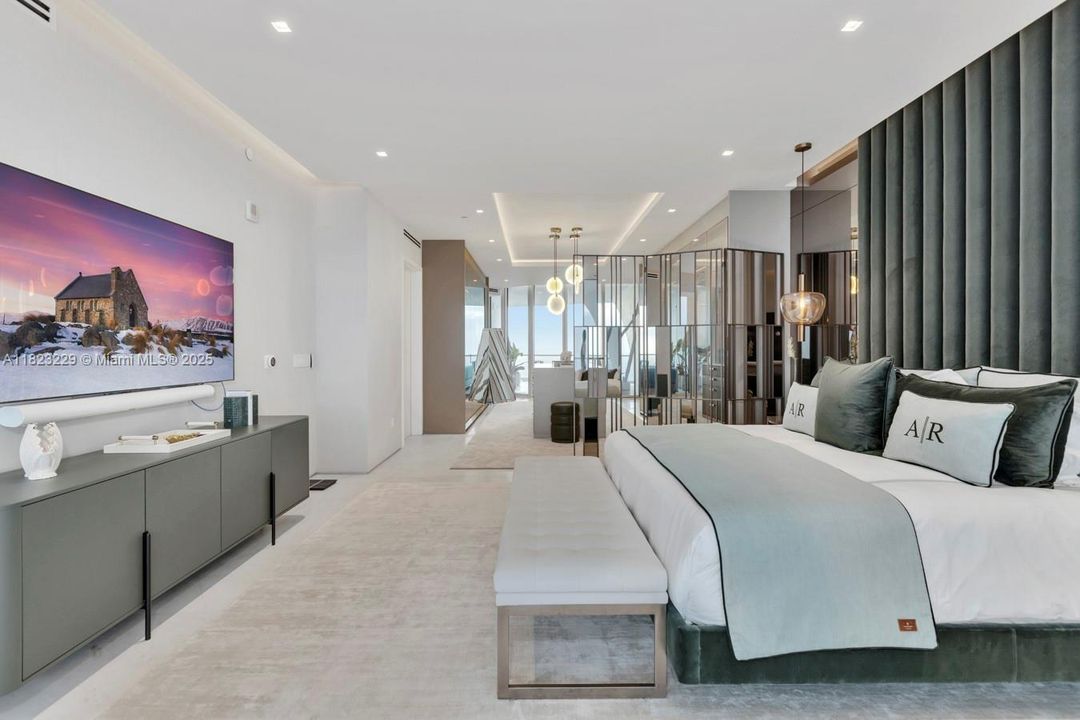 最近售出: $16,000,000 (5 贝兹, 6 浴室, 5689 平方英尺)