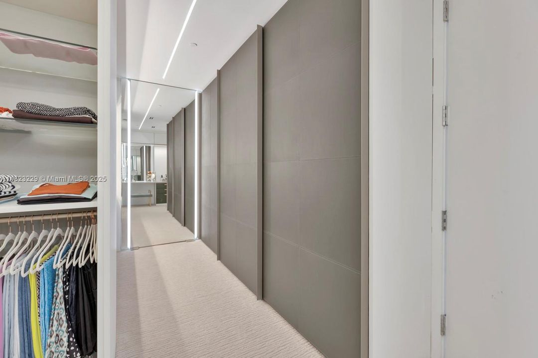 最近售出: $16,000,000 (5 贝兹, 6 浴室, 5689 平方英尺)