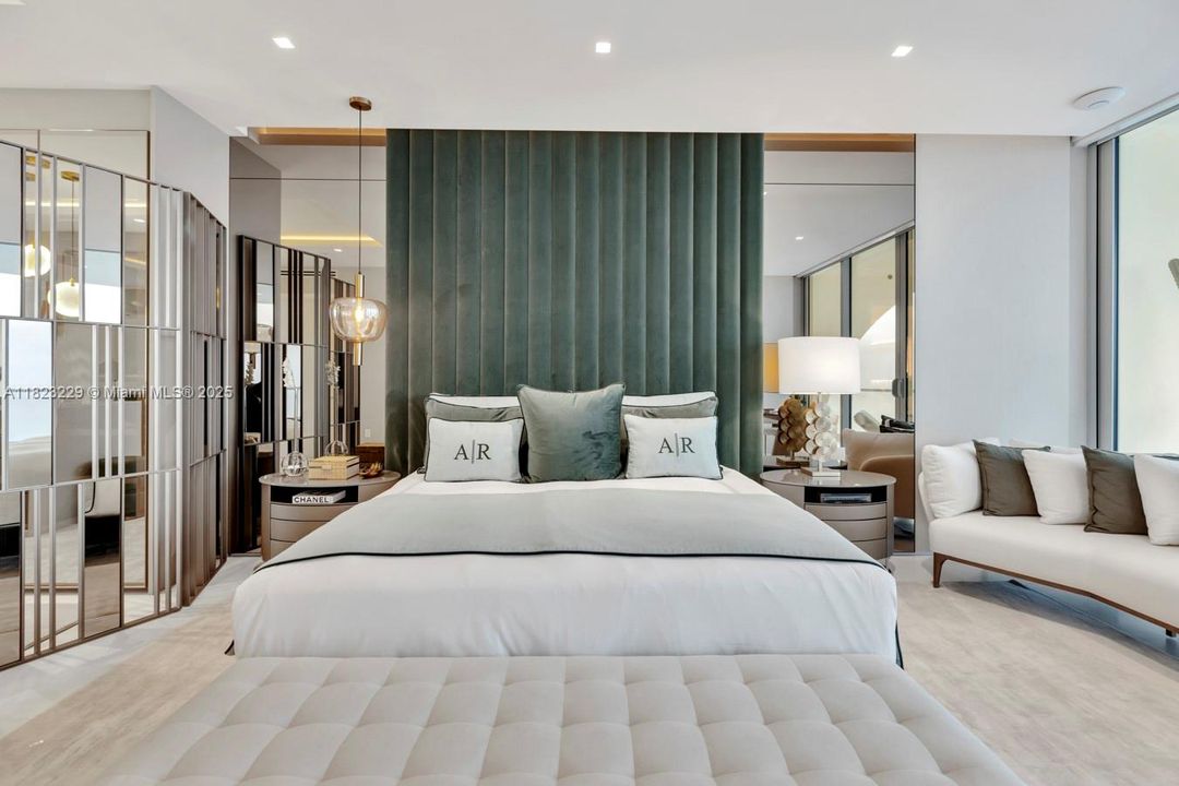 最近售出: $16,000,000 (5 贝兹, 6 浴室, 5689 平方英尺)