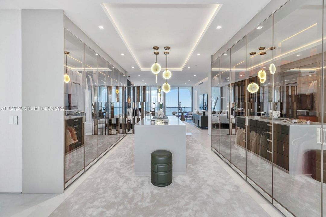 最近售出: $16,000,000 (5 贝兹, 6 浴室, 5689 平方英尺)