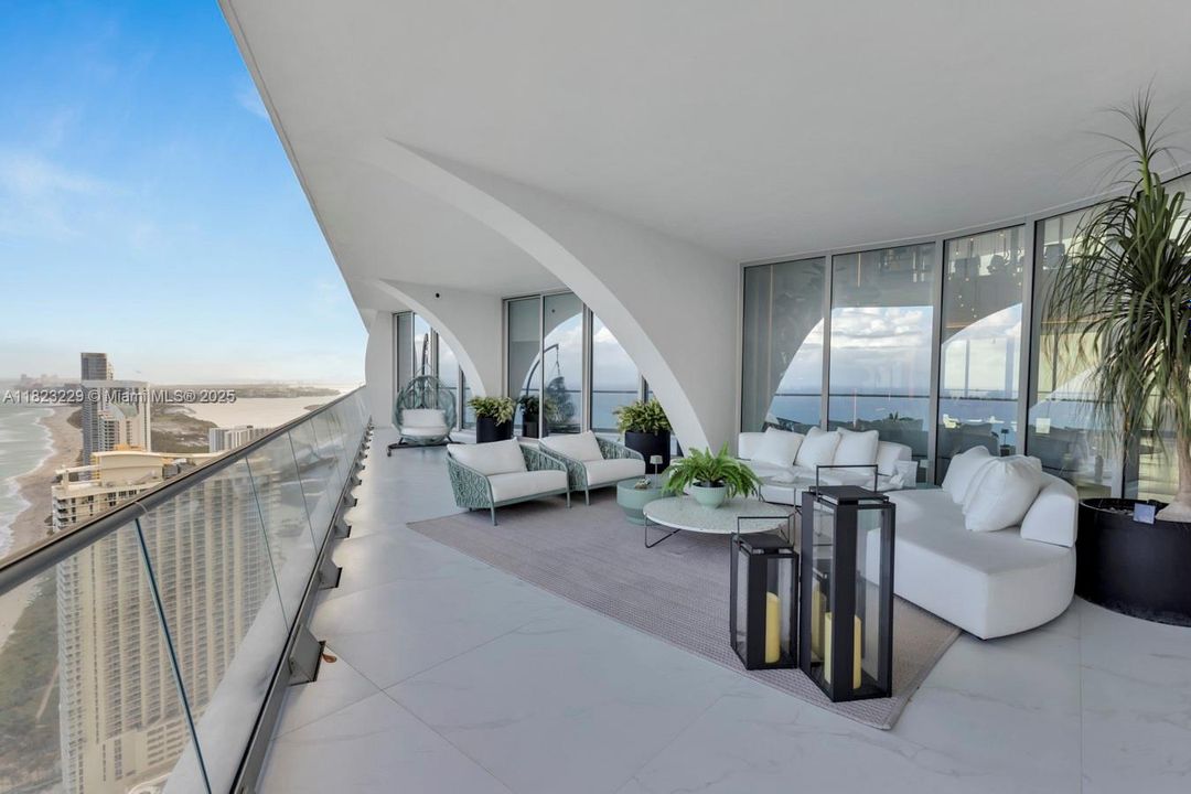 最近售出: $16,000,000 (5 贝兹, 6 浴室, 5689 平方英尺)