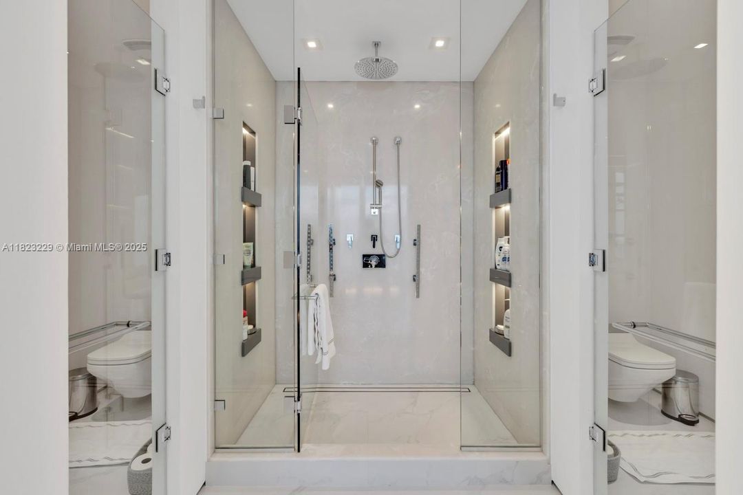 最近售出: $16,000,000 (5 贝兹, 6 浴室, 5689 平方英尺)