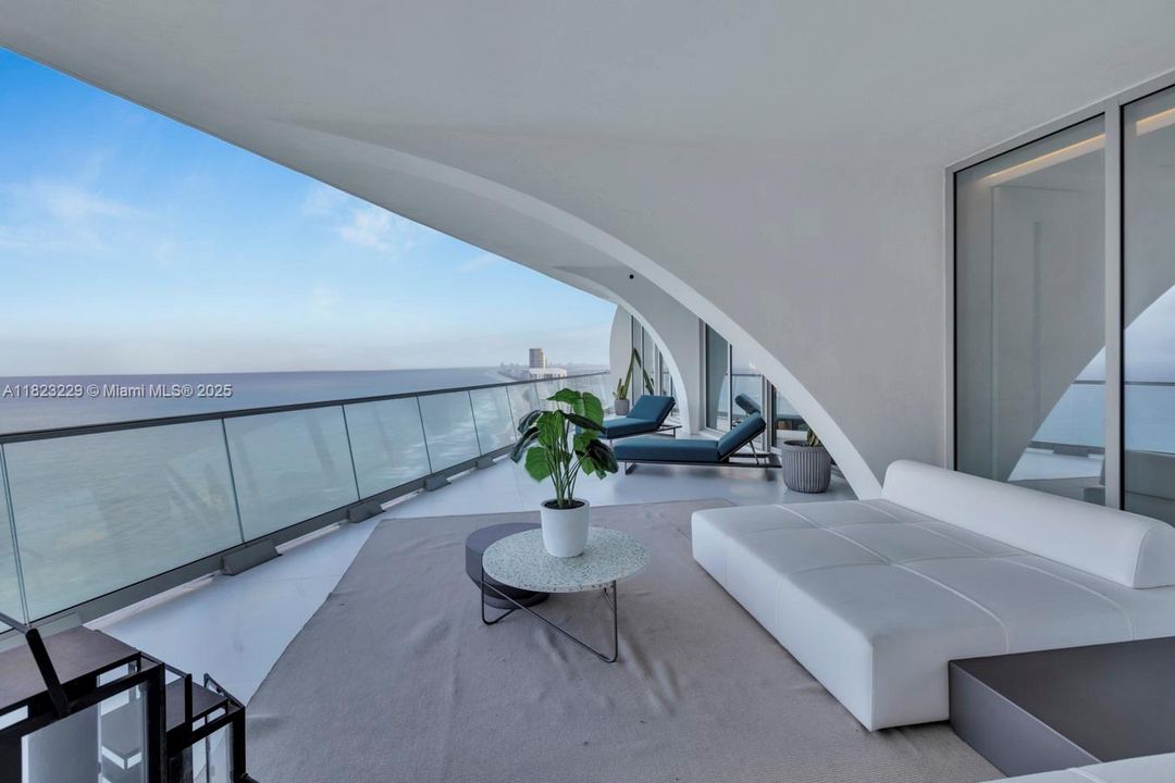 最近售出: $16,000,000 (5 贝兹, 6 浴室, 5689 平方英尺)