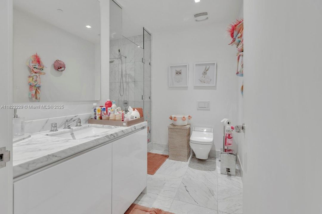 最近售出: $16,000,000 (5 贝兹, 6 浴室, 5689 平方英尺)