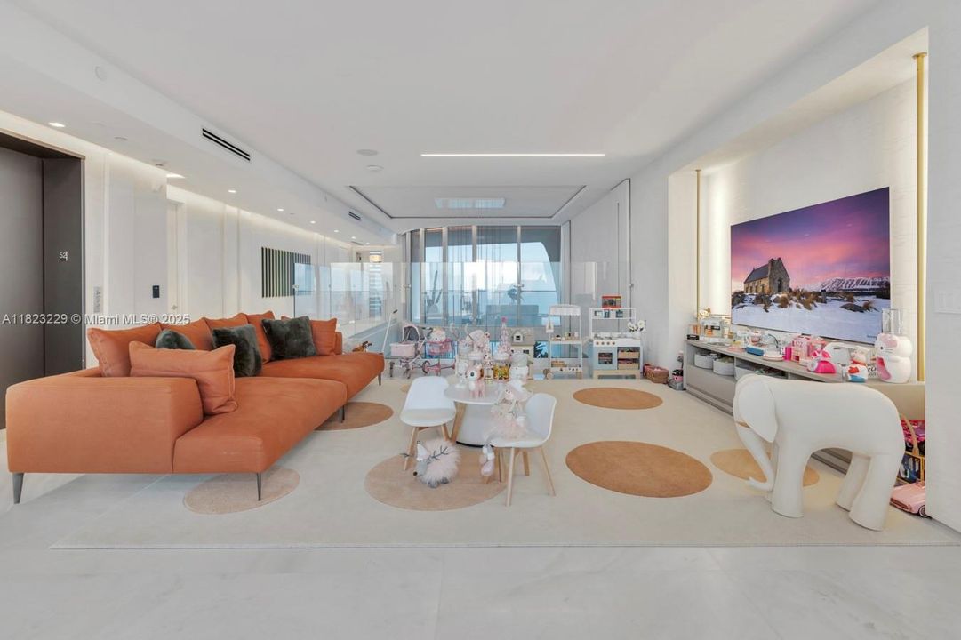 最近售出: $16,000,000 (5 贝兹, 6 浴室, 5689 平方英尺)