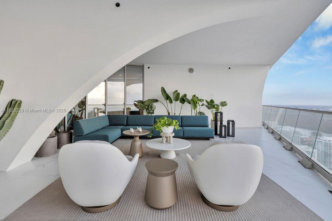 最近售出: $16,000,000 (5 贝兹, 6 浴室, 5689 平方英尺)