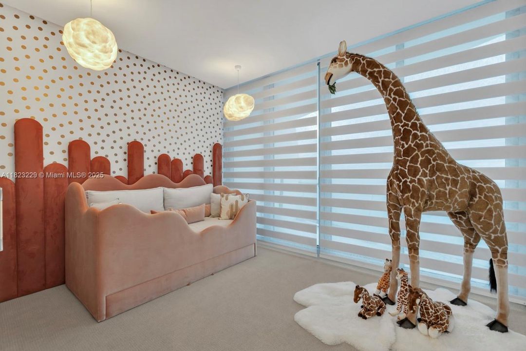 最近售出: $16,000,000 (5 贝兹, 6 浴室, 5689 平方英尺)