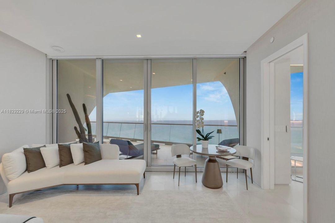 最近售出: $16,000,000 (5 贝兹, 6 浴室, 5689 平方英尺)