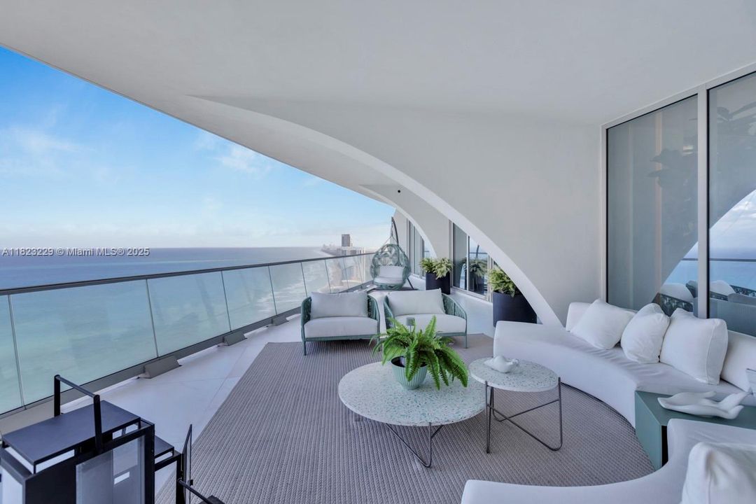 最近售出: $16,000,000 (5 贝兹, 6 浴室, 5689 平方英尺)