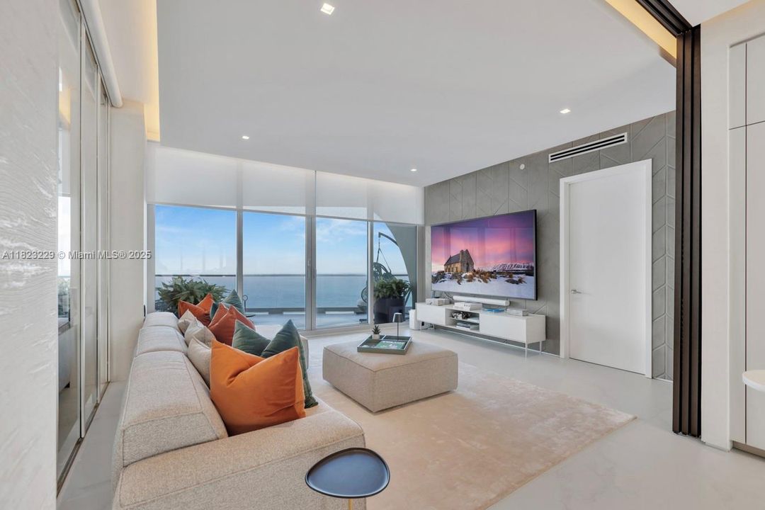 最近售出: $16,000,000 (5 贝兹, 6 浴室, 5689 平方英尺)