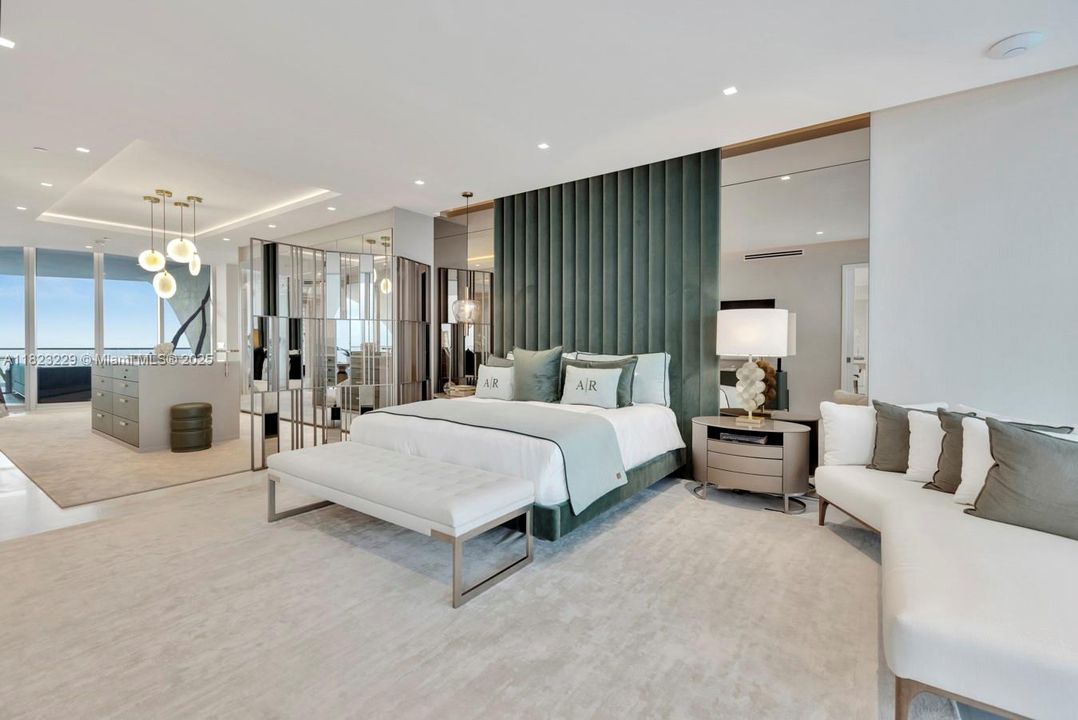 最近售出: $16,000,000 (5 贝兹, 6 浴室, 5689 平方英尺)