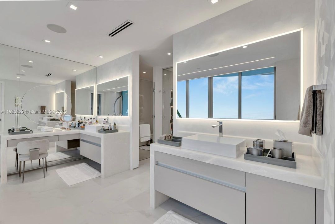 最近售出: $16,000,000 (5 贝兹, 6 浴室, 5689 平方英尺)