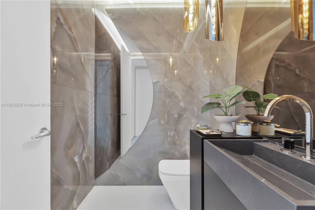 最近售出: $16,000,000 (5 贝兹, 6 浴室, 5689 平方英尺)