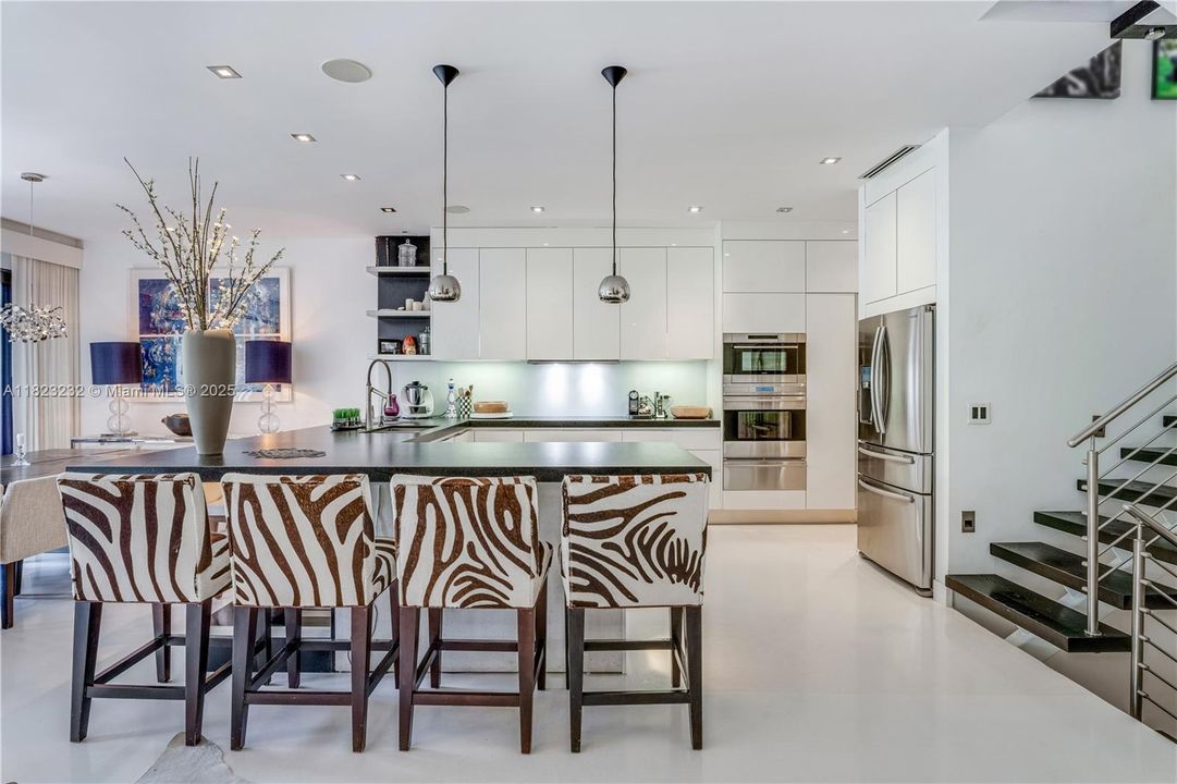 Fabulous open kitchen with plenty of seating