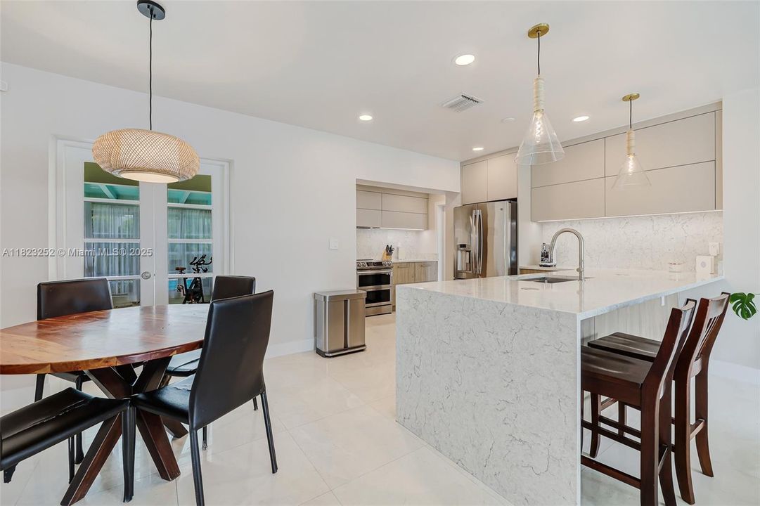 Недавно продано: $849,999 (3 спален, 2 ванн, 1579 Квадратных фут)