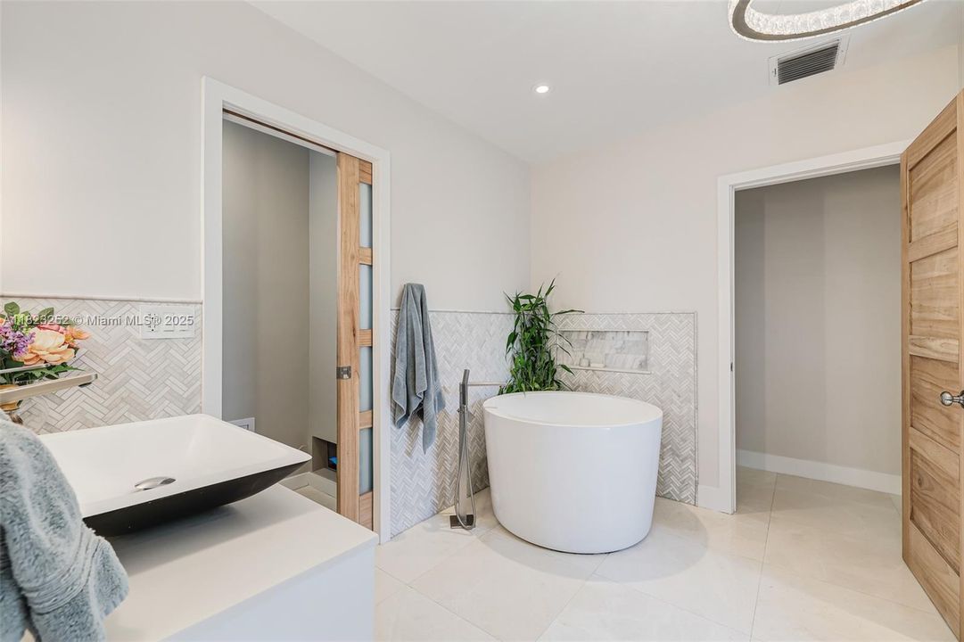 Недавно продано: $849,999 (3 спален, 2 ванн, 1579 Квадратных фут)