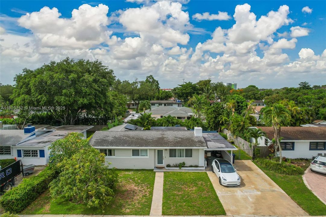 Недавно продано: $849,999 (3 спален, 2 ванн, 1579 Квадратных фут)