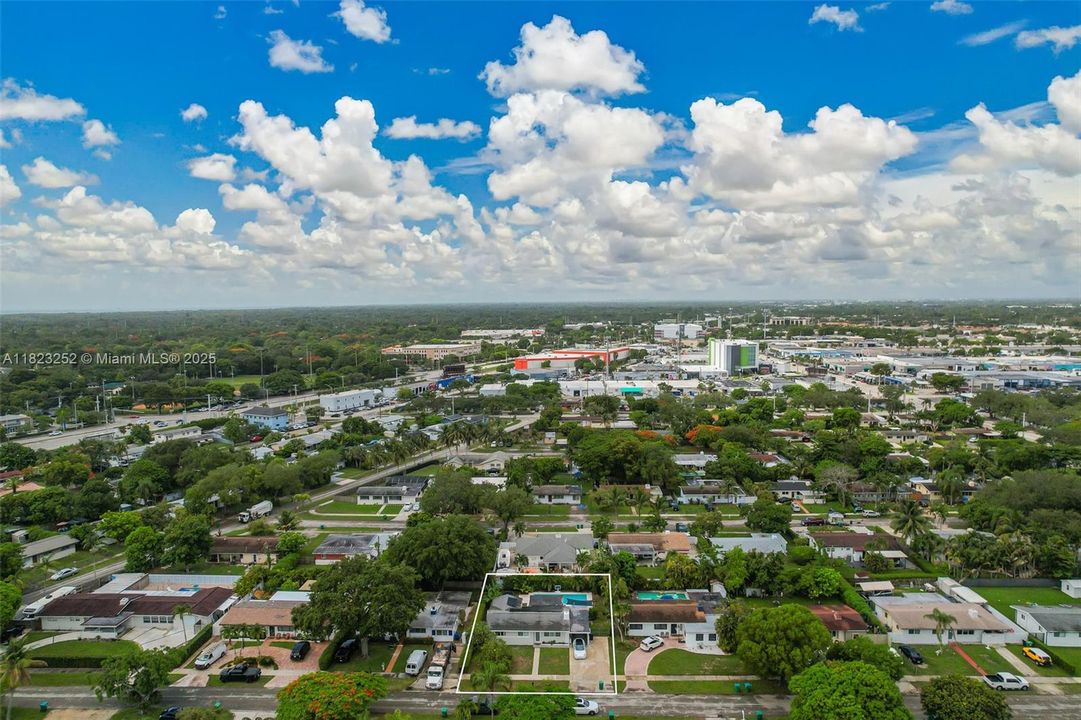 Недавно продано: $849,999 (3 спален, 2 ванн, 1579 Квадратных фут)