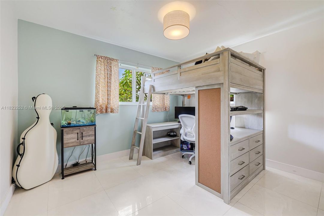 Недавно продано: $849,999 (3 спален, 2 ванн, 1579 Квадратных фут)