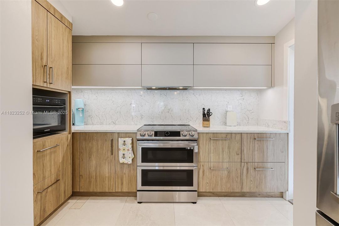 Недавно продано: $849,999 (3 спален, 2 ванн, 1579 Квадратных фут)